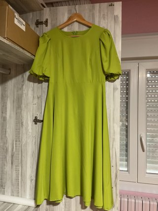Vestido verde con mangas abullonadas