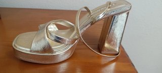 Sandalias doradas tacón plataforma