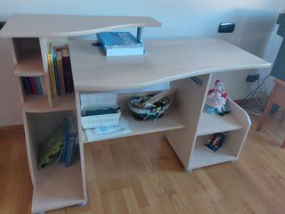 Escritorio de madera beige