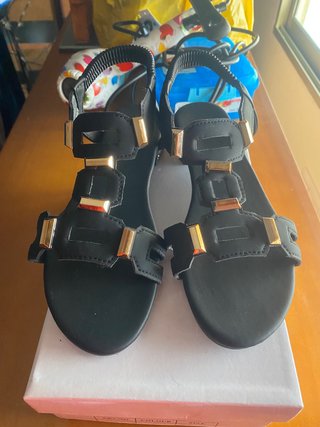 Sandalias negras con detalles dorados