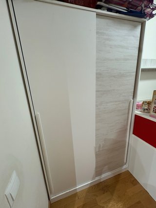 Armario de habitación blanco y madera