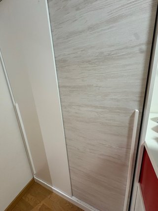 Armario de habitación blanco y madera