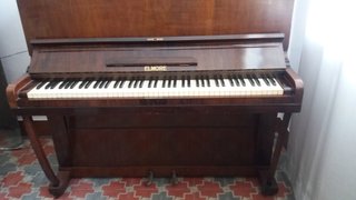 Piano antiguo de pared