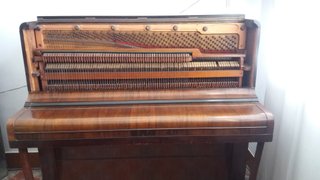 Piano antiguo de pared