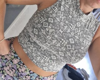Top Bershka estampado tribal gris y multicolor