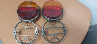 Pilotos traseros y embellecedor protector SEAT 850