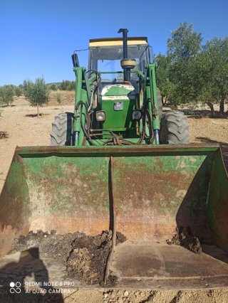 Tractor John Deere con pala frontal