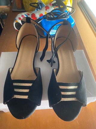Sandalias planas negras con detalles dorados