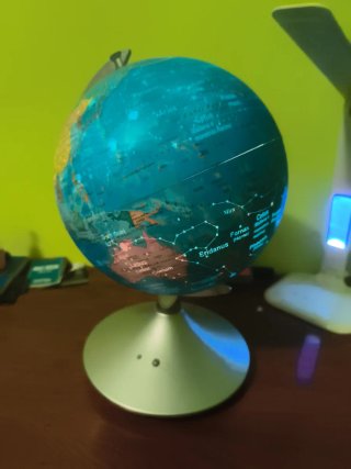 Globo terráqueo con constelaciones