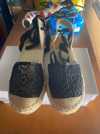 Sandalias cuña encaje negro y beige