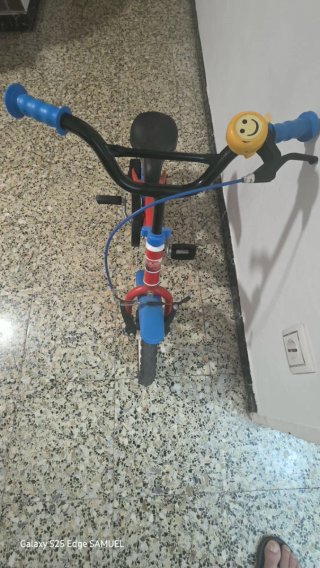 Bicicleta infantil roja y azul