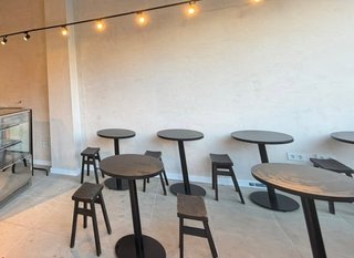 Set de 9 Mesas de Cafetería con Taburetes