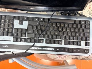 Lote 2 monitores y 3 teclados