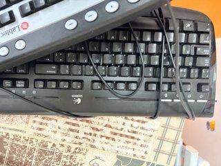 Lote 2 monitores y 3 teclados