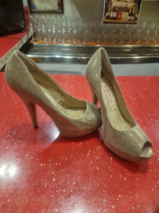 Zapatos de tacón dorados