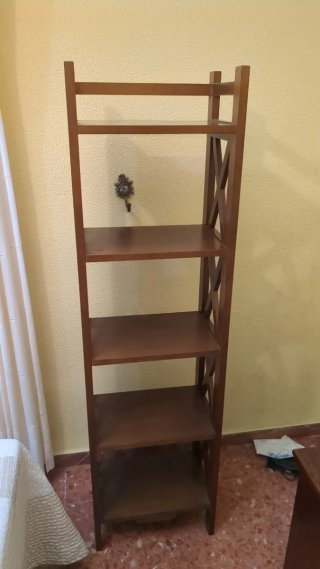 Estantería de madera marrón