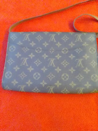 Pochette Louis Vuitton Bordeaux original.