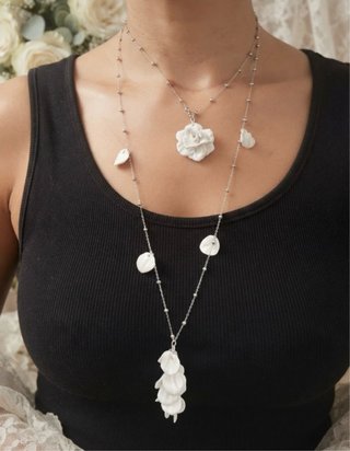 Colgante de arcilla blanco y plateado