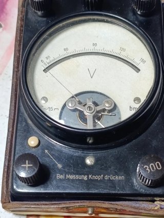 Voltímetro antiguo
