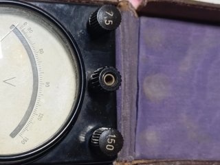 Voltímetro antiguo