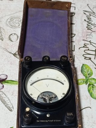 Voltímetro antiguo