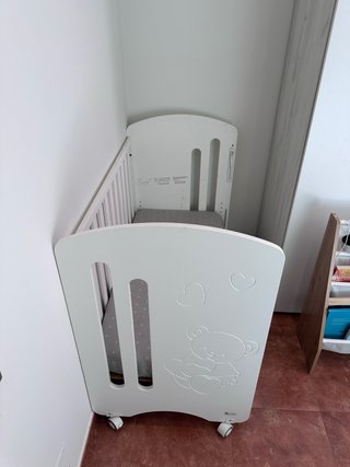 Cuna blanca con osito y ruedas