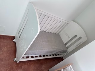 Cuna blanca con osito y ruedas