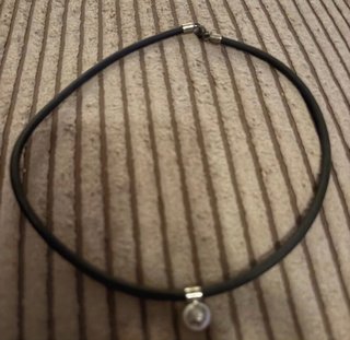 Colgante Negro con Detalle Plateado
