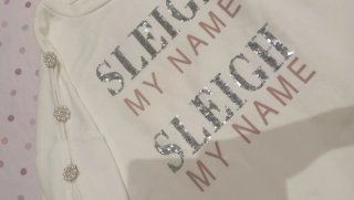 Sudadera blanca con detalles especiales