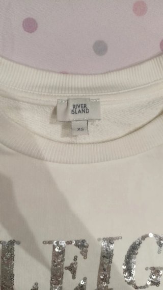 Sudadera blanca con detalles especiales