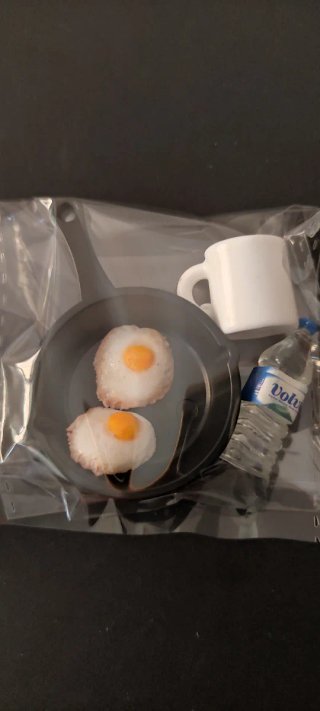 Miniatura Desayuno: Pan, Huevos y Bebida