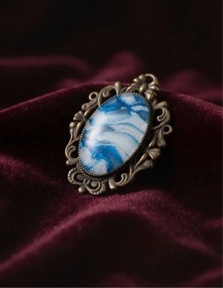 Anillo de arcilla azul y blanco
