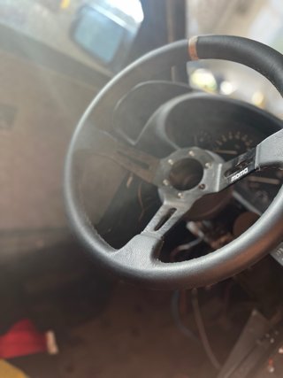 Volante Desplazado MOMO para BMW con Piña