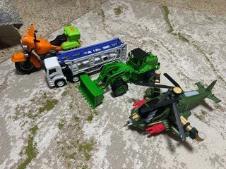 Lote de 4 Juguetes: Moto, Camión, Excavadora, Heli