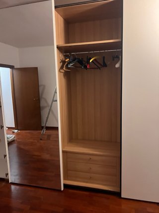 Armadio con ante a specchio