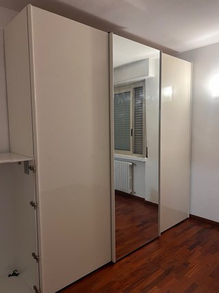 Armadio con ante a specchio