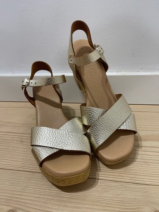 Sandalias de tacón doradas