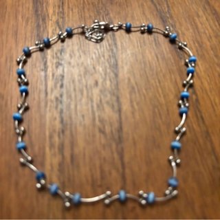 Collar de cuentas azules y eslabones plateados