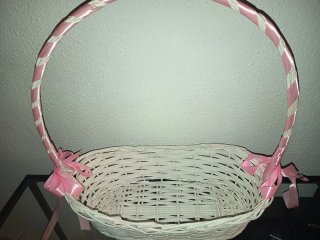 Cesta de mimbre blanca con lazos rosas