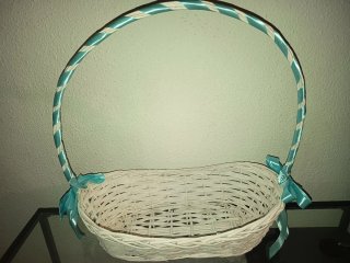 Cesta de mimbre blanca con lazos azules