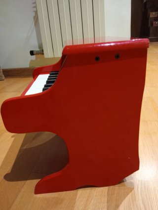 Piano infantil rojo