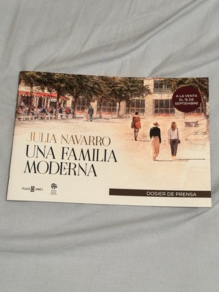 Una familia moderna Julia Navarro + Dossier Prensa