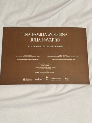 Una familia moderna Julia Navarro + Dossier Prensa