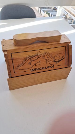 Caja limpiacalzados de madera vintage