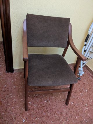 Silla de madera y tela marrón