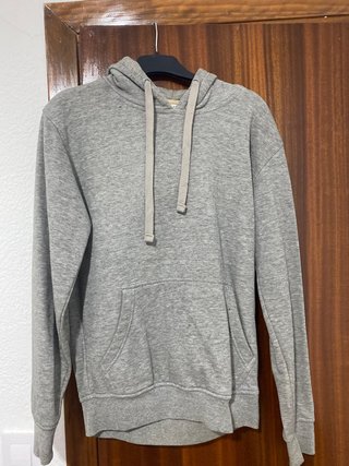 Sudadera gris con capucha