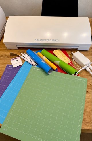 Silhouette Cameo 3 con accesorios y vinilos