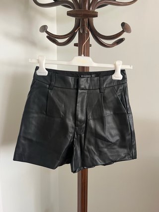 Pantalón Corto Efecto Piel Stradivarius Negro