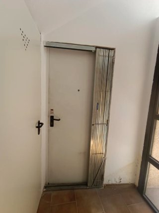 Puerta metálica plegable