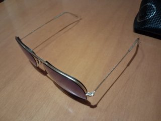 Gafas de sol aviador doradas y azules